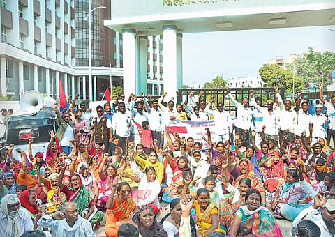 नगर : अतिक्रमणे हटविण्यास विरोध दलित, आदिवासी, पारधी समाजाचा बोंबाबोंब मोर्चा