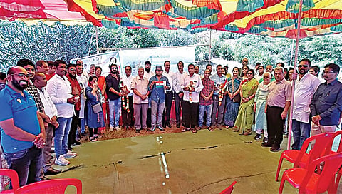 सिडको : नंदिनी नदीच्या प्रदूषण मुक्तीसाठी गोदामाई संस्थेच्या सदस्यांकडे सुपूर्द करताना