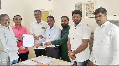 ऊस वाहतुकीचा जीवघेणा खेळ त्वरित थांबवा ; नाशिकच्या क्षेत्रिय परिवहन अधिकार्यांना निवेदन