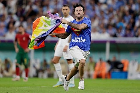 FIFA WC : रोनाल्डोच्या सामन्यात ‘सुपरमॅन’ची घुसखोरी, फडकवला समलैंगिक समुदायाचा झेंडा! (Video)