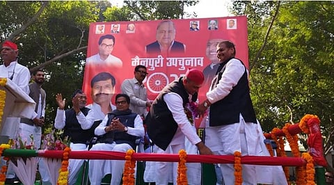 Mainpuri Bypoll : ‘सपा’तील काका-पुतण्यामधील मतभेदावर ‘पडदा’, अखिलेश-शिवपाल आले एका व्यासपीठावर