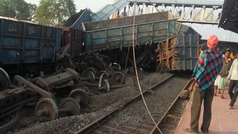 मालगाडीने तिघांना चिरडले