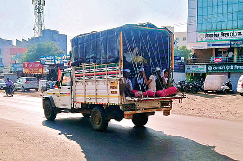 पारगाव : भाविकांचा धोकादायक प्रवास