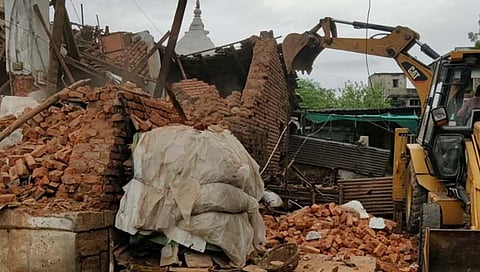 इमारतींवर बुलडोजर