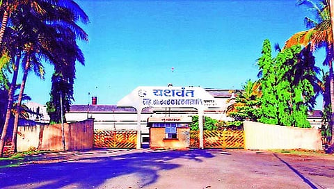 पुणे : दोन लाख क्विंटल साखर साठा असताना कारखाना बंद कसा?