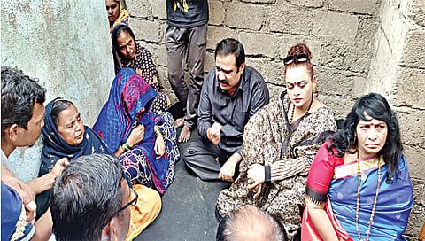 मनमाड : मृत लोकेश सोनवणेच्या घरी जाऊन कुटुंबीयांचे सांत्वन करताना आमदार सुहास कांदे, अंजुम कांदे आदी. (छाया : रईस शेख)