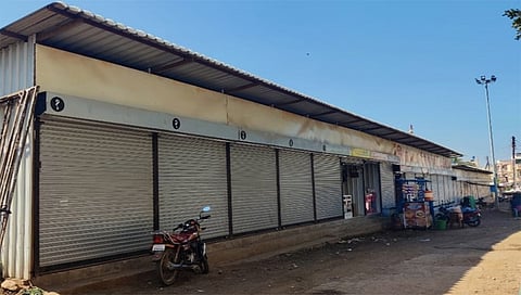 नाशिकरोड : शिंदे गावांतील जिल्हा परिषद शाळेच्या क्रीडांगणावर ग्रामपंचायतीने उभारलेले व्यावायिक गाळे ( छाया: उमेश देशमुख )