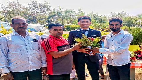 कनाशी : गिरीश महाले यांचे आदिवासी समाजाकडून स्वागत करतांना निवृत्ती बागुल, यशवंत गावीत ,अनिल पवार, केशव बहिरम आदी. (छाया: शेखर महाले)