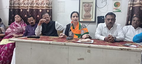 धुळे : रामपॅलेसमध्ये झालेल्या पत्रकार परिषदेत बोलताना भाजपा महिला आघाडीच्या प्रदेशाध्यक्षा चित्रा वाघ.