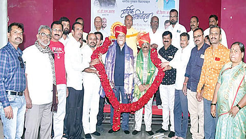 सिन्नर : डॉ. डी. एल. कराड, किरण भावसार यांचा नागरी सत्कार करताना अनिल सरवार, हरिभाऊ तांबे, दत्ता वायचळे, अॅड. जयसिंग सांगळे आदी.