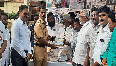 धुळे : "एक वही व एक पेन" उपक्रमामध्ये आदरांजली वाहताना धुळे जिल्हा पोलीस अधीक्षक संजय बारकुंड, सहायक पोलीस अधीक्षक ऋषिकेश रेड्डी आदी. (छाया: यशवंत हरणे)