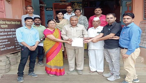 देवळा : प्राचार्य हितेंद्र आहेर यांना निवेदन देताना प्रा. यशवंत खैरनार,
प्रा. स्वप्नील गरुड, प्रा. महेश वळवी, प्रा. हेमलता निकम, प्रा. सविता पवार, प्रा. विजय अगहिरे, प्रा. संदीप वळवी आदी. (छाया : सोमनाथ जगताप )