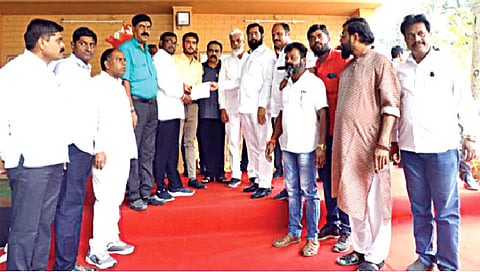 मनमाड : पाणीपुरवठा योजनेचा कार्यारंभ आदेश ईगल कन्स्ट्रक्शनचे प्रतिनिधी विनय चूक यांना देताना मुख्यमंत्री एकनाथ शिंदे. समवेत
ना. दादा भुसे, आ. सुहास कांदे आदी. (छाया : रईस शेख)
