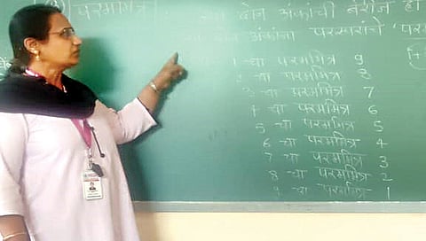 नाशिक : वैदिक गणिताचे धडे देताना मनीषा जोशी.