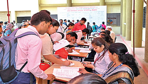 नाशिक : सपट महाविद्यालयात आयोजित महारोजगार मेळाव्यात नोंदणी करताना उमेदवार.