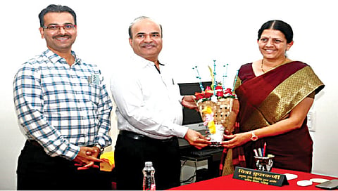 नाशिक : विभागीय राज्य हक्क आयोगाच्या आयुक्त चित्रा कुलकर्णी यांना शुभेच्छा देताना उपजिल्हाधिकारी भीमराज दराडे व गणेश मिसाळ.