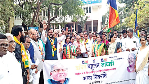 सिडको : मनपा सिडको विभागीय कार्यालयासमोर निदर्शने करताना वंचित बहुजन आघाडीचे पदाधिकारी व कार्यकर्ते. (छाया ः राजेंद्र शेळके )