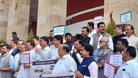‘गली गली में शोर है, खोके सरकार चोर है’: विरोधकांची विधानभवन परिसरात घोषणाबाजी