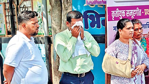 कोल्हापूर : शिक्षकांच्या डोळ्यांत अश्रू; पालक चिंतातूर
