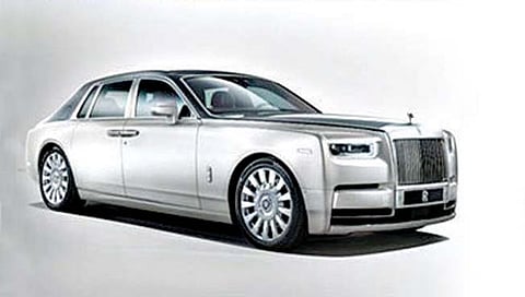 Luxury Cars : अवघ्या एका मिनिटात 5 लक्झरी कार गायब