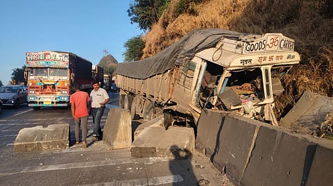 अमृतांजन पुलाजवळ अपघात; ब्रेक फेल झाल्याने ड्रायव्हर विना 1 किमी धावला ट्रक