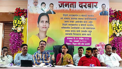 दिंडोरी : मोहाडी गटातील कामांबाबत आयोजित आढावा बैठकीत नागरिकांशी संवाद साधताना केंद्रीय आरोग्य राज्यमंत्री डॉ. भारती पवार, प्रांताधिकारी गणेश मिसाळ, तहसीलदार पंकज पवार, भाऊलाल तांबडे, प्रवीण जाधव आदी. (छाया : समाधान पाटील)