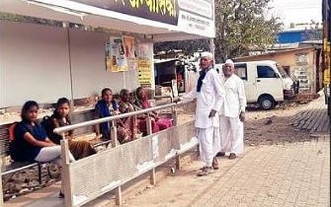 शिक्रापूर : पीएमपीएल बस बंद झाल्याने नागरिकांचे हाल