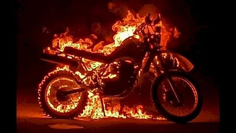 Nashik Crime : तरुणीने लग्नाला नकार दिल्याने सात वाहनांची जाळपोळ