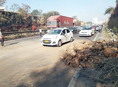 मुंबई महामार्गावर दरड कोसळली; नर्हे परिसरातील घटना