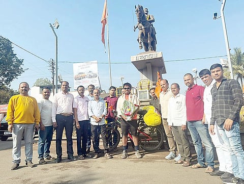 भोर येथील श्री छत्रपती शिवाजी महाराजांच्या चौपाटी चौकात केरळच्या अवलिया हमरास एम. के. याचे स्वागत करताना मान्यवर आणि ग्रामस्थ.