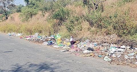 पिरंगुट : मुकाईवाडीकडे जाणार्या रस्त्यावर कचर्याचे ढीग