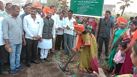 म्हेळुस्के: गावातील विकास कामांचा शुभारंभ करताना केंद्रीय आरोग्य राज्यमंत्री डॉ. भारती पवार. समवेत म्हेळुस्केच्या सरपंच योगिता बर्डे, उपसरपंच योगेश बर्डे व उपस्थित मान्यवर. (छाया: समाधान पाटील)म्हेळुस्के: गावातील विकास कामांचा शुभारंभ करताना केंद्रीय आरोग्य राज्यमंत्री डॉ. भारती पवार. समवेत म्हेळुस्केच्या सरपंच योगिता बर्डे, उपसरपंच योगेश बर्डे व उपस्थित मान्यवर. (छाया: समाधान पाटील)