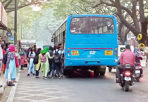 पुणे : पीएमपी चालकांचा बेशिस्त थांबा; रस्त्यातच गाड्या थांबवल्याने वाहतूक कोंडी