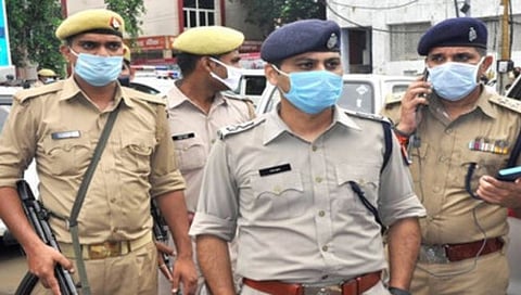 Corona Alert in UP : युपी सरकाचा मोठा निर्णय! पोलिसांना मास्क घालणे बंधनकारक
