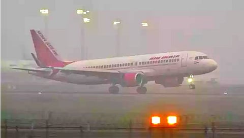 दाट धुक्यामुळे दिल्लीसह उत्तर भारतातील हवाई वाहतूक विस्कळीत
