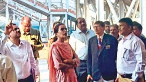 मिरज : मिरज रेल्वे स्थानकाची पाहणी करताना पुणे रेल प्रबंधक इंदुराणी दुबे.
