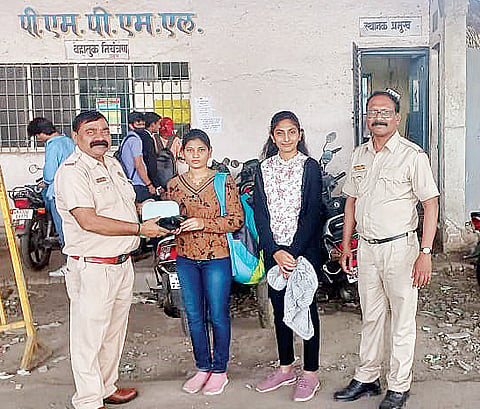 पीएमपीएमएल कर्मचार्यांचा प्रामाणिकपणा , प्रवाशाची विसरलेली बॅग केली परत