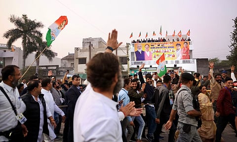 राहुल गांधींचा भाजप कार्यकर्त्यांना ‘फ्लाईंग किस’, कार्यालयाच्या टेरेसवरुन पाहत होते भारत जोडो यात्रा ( पाहा व्हिडीओ )