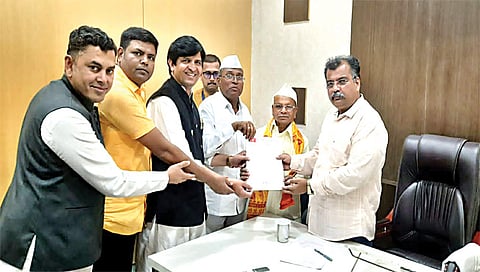 नागपूर : वनमंत्री सुधीर मुनगंटीवार यांच्याशी चर्चाा करताना वनविभागातील प्लॉटधारकांच्या नावावर सातबारा करण्याची मागणी करताना मा. आ. मेंगाळ.
