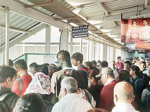 प्लॅटफॉर्मच्या जिन्यावर गर्दीचा ‘महापूर’; पुणे रेल्वे स्थानकावरील स्थिती