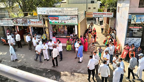 देवळा: येथील मुलींच्या जिल्हा परिषद शाळेत मतदानाचा हक्क बजावताना मतदार. (छाया: सोमनाथ जगताप)