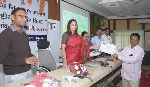 नाशिक : जिल्हाधिकारी कार्यालयात बिरसा मुंडा सभागृह येथे राष्ट्रीय मतदार दिवस कार्यक्रमात बाेलताना जिल्हा निवडणूक अधिकारी तथा जिल्हाधिकारी मनीषा खत्री. (छाया:योगेंद्र जोशी)
