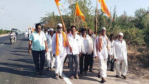 सोलापूर : माघवारीसाठी वारकऱ्यांच्या दिंड्या पंढरपूरकडे मार्गस्थ; टाळ, मृदुंगाच्या गजराने रस्ते दुमदुमले