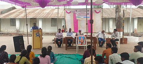 पिंपळनेर : राष्ट्रीय सेवा योजना विशेष हिवाळी शिबिरप्रसंगी विद्यार्थ्यांना मार्गदर्शन करताना प्रा. सतीश मस्के. (छाया : अंबादास बेनुस्कर)