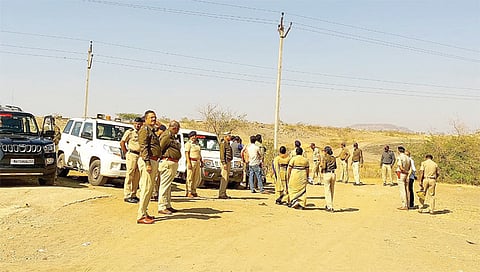 मालेगाव : बोरी-अंबेदरी कालवा बंदिस्त प्रकल्पाला विरोध करणार्या शेतकर्यांना स्थानबद्ध करताना पोलिस. दुसर्या छायाचित्रात प्रकृती बिघडलेल्या आंदोलकावर उपचार करताना डॉक्टर.