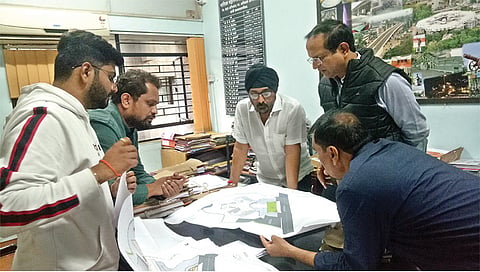 नाशिक : आराखड्याची माहिती घेताना शहर अभियंता नितीन वंजारी समवेत मान्यवर.