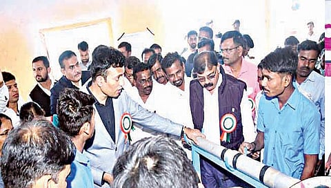 नाशिक : विज्ञान प्रदर्शनात आदिवासी विद्यार्थ्यांचे प्रकल्प पाहताना मान्यवर.