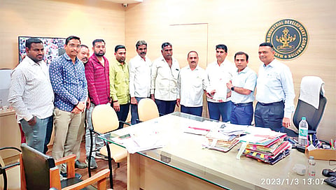 सिडको : प्रादेशिक अधिकारी नितीन गवळी यांना निवेदन देताना साहेबराव दातीर. समवेत विक्रम दातीर, महेश दातीर, शरद कर्डिले, हिरामण दातीर, शांताराम फडोळ, अक्षय दातीर आदी.