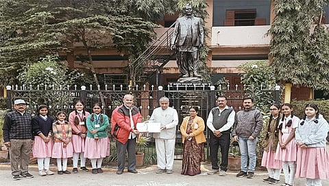 देवळा : दीडशे पिको सॅटेलाइट प्रेक्षपणाच्या विश्वविक्रमी प्रकल्पासाठी निवड झालेल्या जिजामाता कन्या विद्यालयाच्या विद्यार्थिनींचा सत्कार करताना प्राचार्य हितेंद्र आहेर आदी.
