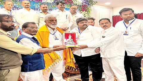 नाशिक: पालकमंत्री दादा भुसे यांना छोटीशी भेट देऊन त्यांचा सत्कार करताना कंत्राटी कर्मचारी.